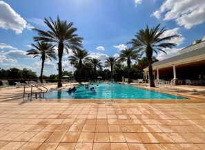 Outdoor pool, pool loungers - Disney Retreat at Encore Resort (Kissimmee)