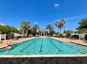 Una piscina al aire libre, sillones reclinables de piscina
