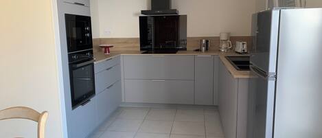 Micro-ondes, four, plaque de cuisson, lave-vaisselle