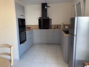 Refrigerador, microondas, horno, placa de cocina