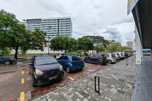 Bãi đậu xe tự phục vụ (phụ phí) 