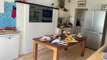 Een magnetron, een oven, een kookplaat, een vaatwasser