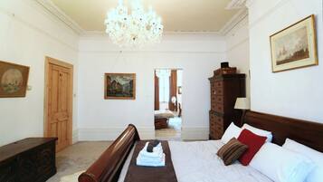 9 slaapkamers, een strijkplank/strijkijzer, wifi, beddengoed