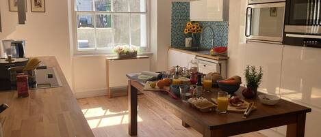 Mikrobølgeovn, ovn, kokeplater og oppvaskmaskin