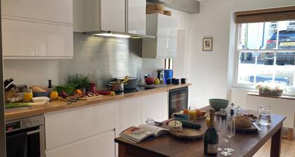 Burlington Palace, Huge Sea front Villa, Super King suites, velvet dining room