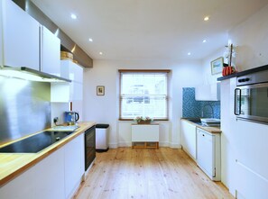 Microwave, oven, stovetop, dishwasher - Burlington Palace, Huge Sea front Villa, Super King suites, velvet dining room (Eastbourne)
