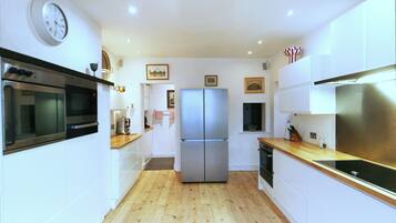 Mikrowelle, Ofen, Herdplatte, Geschirrspüler