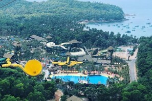 Un resort con parque acuático, piscina y vista al océano.