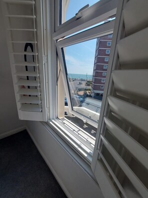 Loftsrom – deluxe, delvis sjøutsikt | Utsikt mot strand/hav