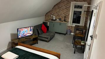 Deluxe-loftsværelse - delvis havudsigt | Strygejern/strygebræt, gratis Wi-Fi