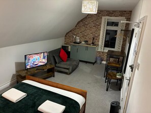 Deluxe-Loft, eingeschränkter Meerblick | Bügeleisen/Bügelbrett, kostenloses WLAN