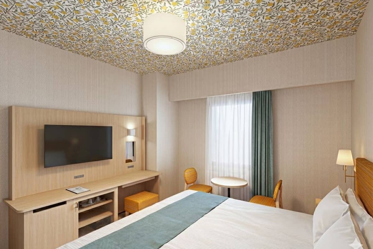 In-room safe, free WiFi, bed sheets