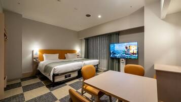 Family Room, Non Smoking | In-room safe, WiFi (free), bed sheets