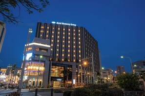 Ett hotell med flera våningar, ett stort och väl synligt skylt på taket, stora fönster och en väl upplyst entré.
