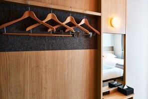 Tallelokero huoneessa, ilmainen Wi-Fi, vuodevaatteet