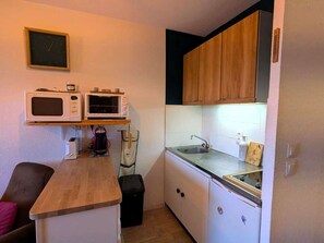 Kylskåp, mikrovågsugn, ugn och spishäll