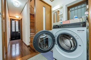 Room - 4-min walk/4 lines/95m2+free garage/4BR 2T 2B (Tokyo)