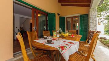 تناول الطعام بالخارج