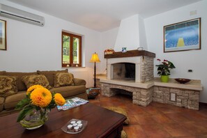 TV - Villa Ana, Spacious 5 Bedroom Retreat with Access to 2 Shared Pools (Koromačno)