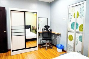 A room with a bed, a desk, a chair, and a wardrobe with a mirror. - Lovely Garden Home BBQ Event at Klang by HCK (Klang District)