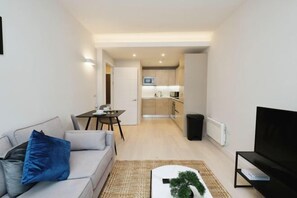 Room - Modern 1 Bed Apt Near Ascot- with parking (Bracknell)