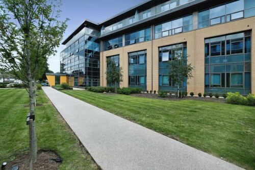 Modern 1 Bed Apt Near Ascot- with parking