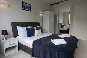 Room - Modern 1 Bed Apt Near Ascot- with parking (Bracknell)
