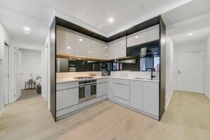 Room - A Comfy 2BR Apt, 5-Min Walk To Melbourne Central (Melbourne)