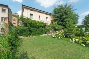 Unclassified image, 5 of 6, button - Juliet House (Verona)