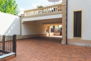 Unclassified image, 2 of 6, button - Juliet House (Verona)