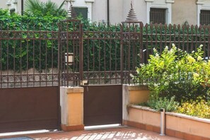 Unclassified image, 4 of 6, button - Juliet House (Verona)