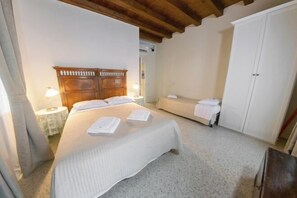 Cribs/infant beds