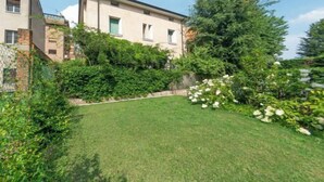 A residential building with a well-maintained lawn and dense greenery. - Juliet House (Verona)