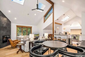 Hus, flere senger, spabadekar, fjellutsikt (Evergreen Escape) | Innvendig