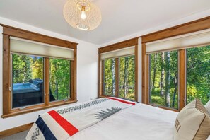 Casa, letti multipli, idromassaggio, vista montagna (Evergreen Escape) | 5 camere, con stile personalizzato, con arredamento individuale
