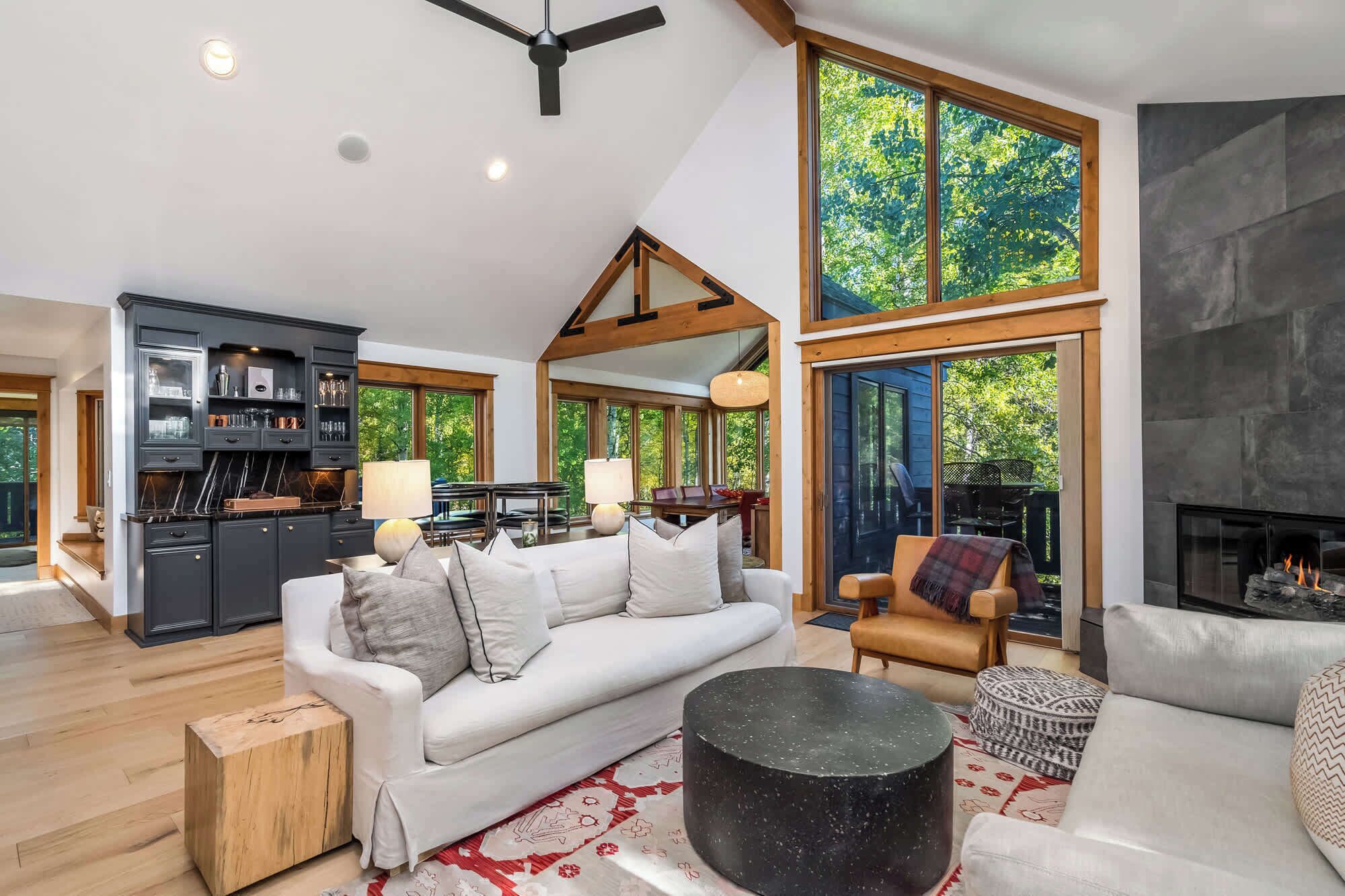 Rumah, Beberapa Tempat Tidur, hot tub, pemandangan gunung (Evergreen Escape) | Area keluarga