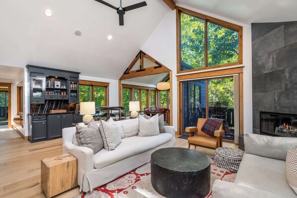 House, Multiple Beds, Hot Tub, Mountain View (Evergreen Escape) | Living area