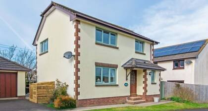 Oceanside Sleeps 6 Walk to Beach & Stylish