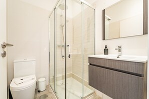 Dusche, Haartrockner, Handtücher