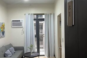 Room - Near MOA beside Okada Pet Friendly 1BR 3 pax WIFI 8T (Paranaque)