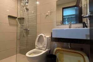 Bathroom - Near MOA beside Okada Pet Friendly 1BR 3 pax WIFI 8T (Paranaque)
