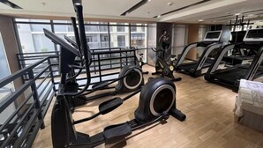 A gym with treadmills, elliptical machines, and a rowing machine. - Near MOA beside Okada Pet Friendly 1BR 3 pax WIFI 8T (Paranaque)