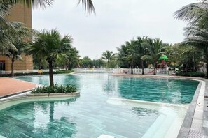 Outdoor pool - Lily Homes-Vinhomes D'capitlale Apartment (Hanoi)