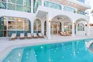 Outdoor pool - Metero Garden Swimming Pool Villa (Pattaya)