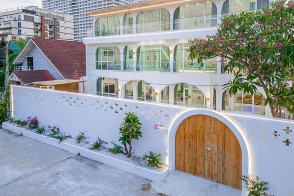 المنشأة من الخارج