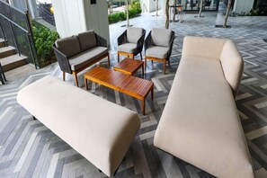 Un área de descanso con sofás, sillones y una mesa de centro.