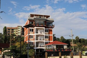 Vista frontal de la propiedad