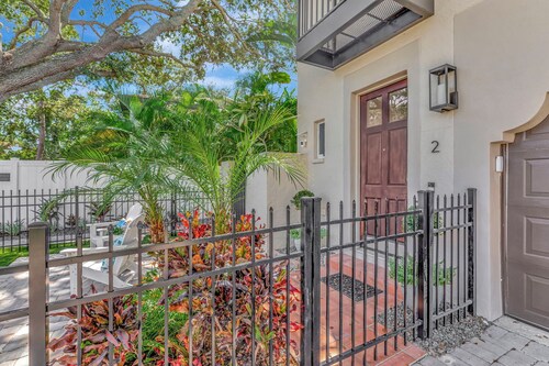 Newly renovated 3-bedroom townhome in the heart of SoHo with beachy vibes