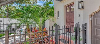 Newly renovated 3-bedroom townhome in the heart of SoHo with beachy vibes
