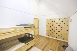 A bunk bed room with a climbing wall. - [TV] Luxury adult secret base villa 120 ㎡ Sauna, stone bath, bonfire, BBQ [Mori building] (Miyota)